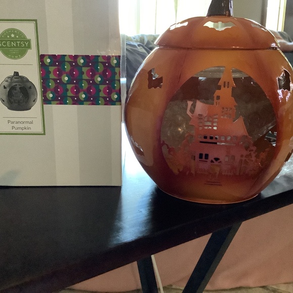 Scentsy Warmer - Picture 1 of 1